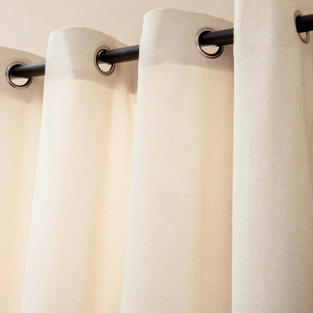 Zavesa Winona 140x260cm sa otvorima za garniš. krem D. d Interieur