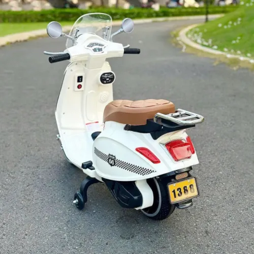 Dečiji Motor na akumulator sa pomoćnim točkovima beli