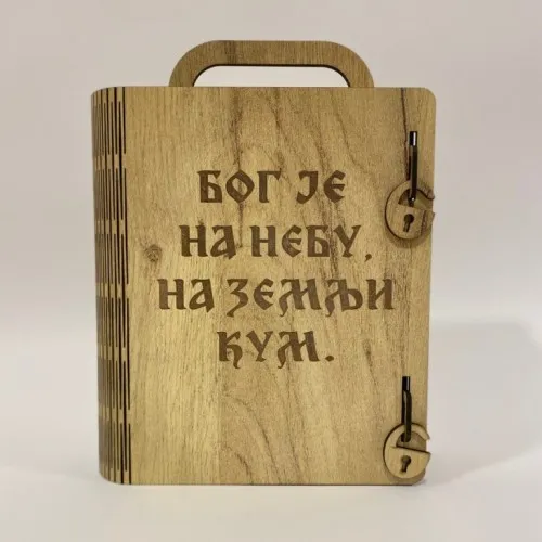 Kutija knjiga sa natpisom Bog na nebu na zemlji kum