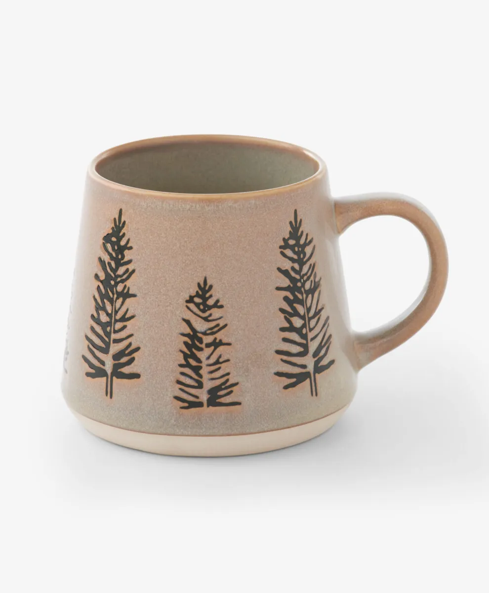 Keramička šolja sa dezenom novogodišnje jelke