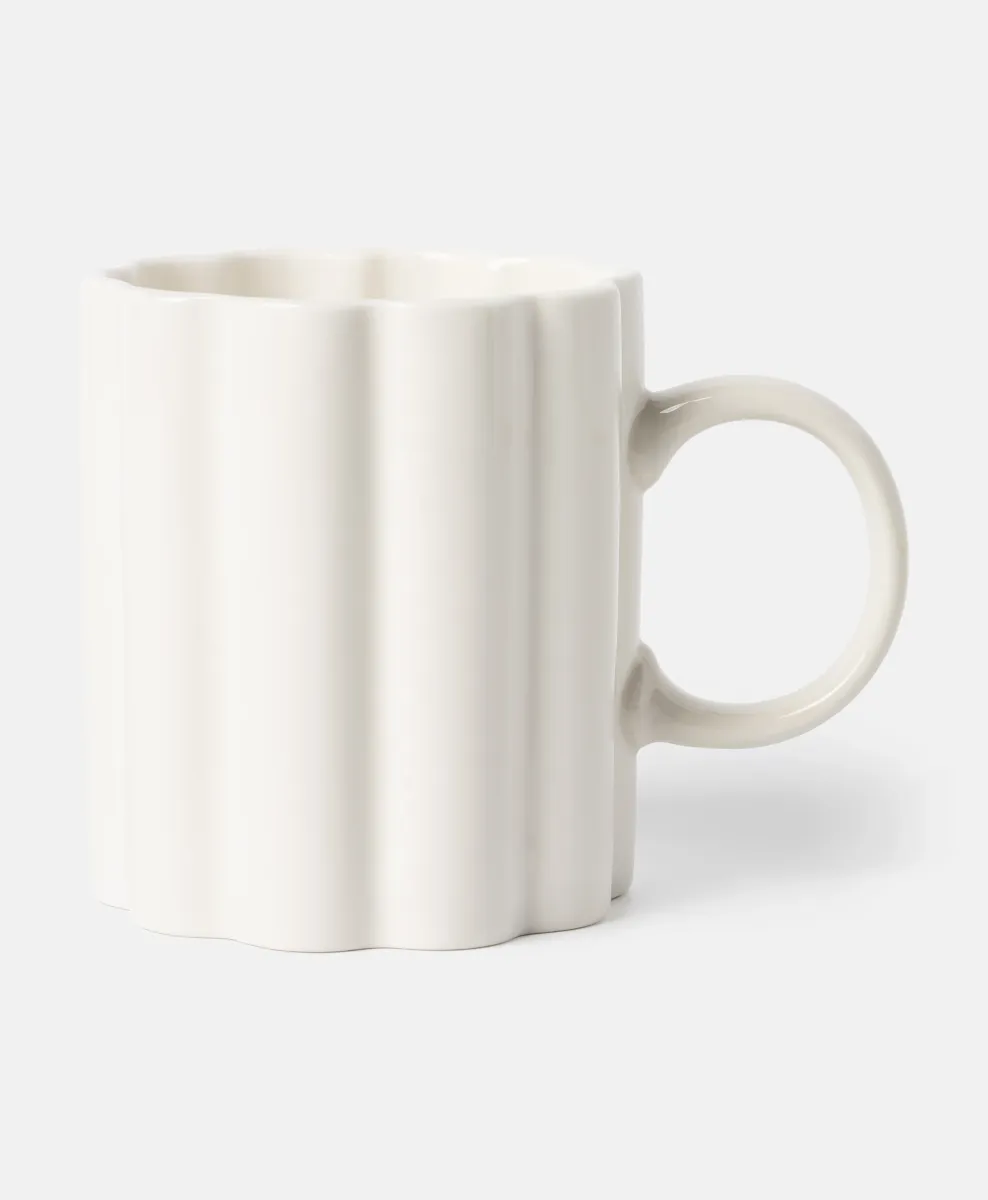 Porcelanska bela šolja sa žlebovima