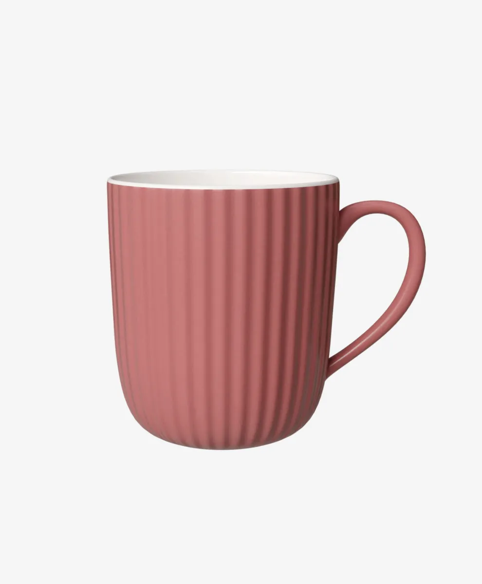 Roze šolja od porcelana