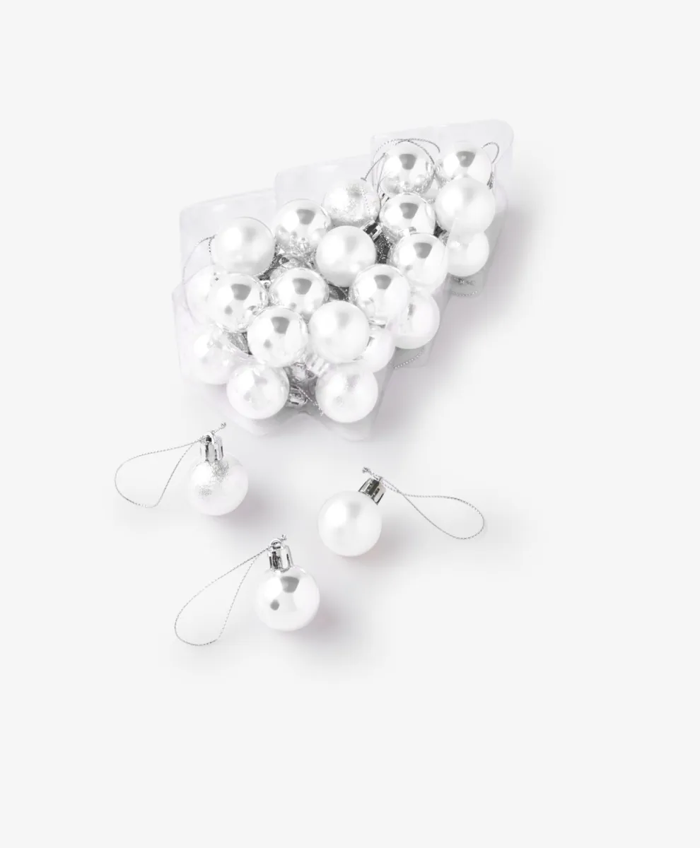 Set od 34 plastične kugle u obliku praznične jelke