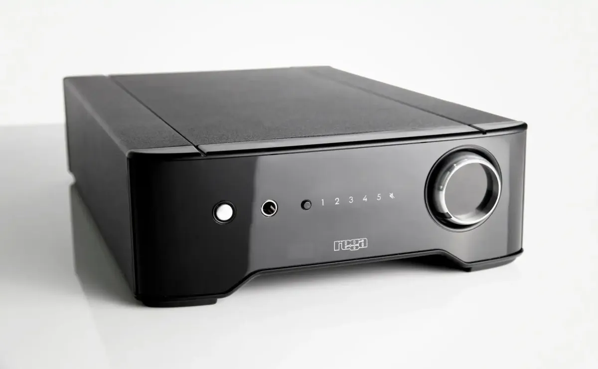 Rega Brio Black - Integrisano pojačalo