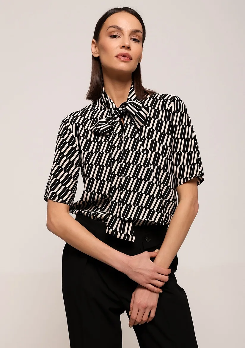 BLUZA GEOMETRIJSKOG DEZENA SA VEZIVANJEM