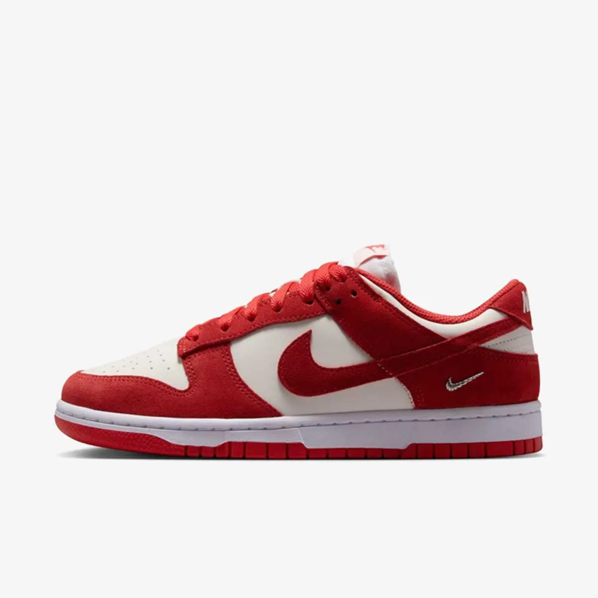 Wmns nike dunk low se