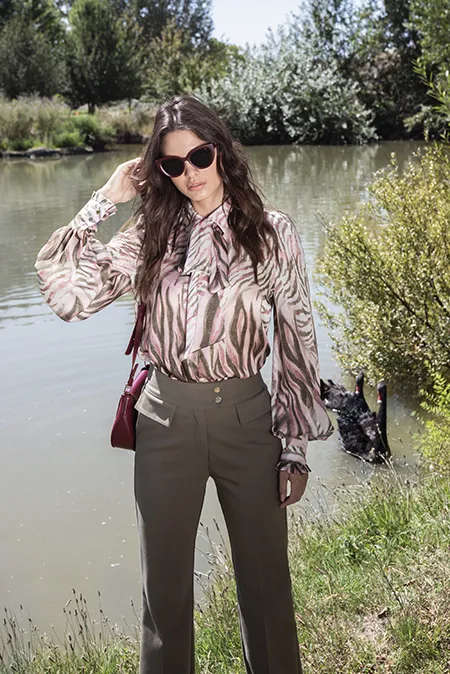 Bluza dugih rukava sa dezenom i kragnom na vezivanje