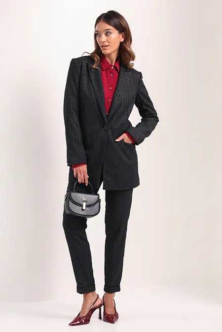 Ženske pantalone sa podvrnutim nogavicama i ukrasnim nitnama