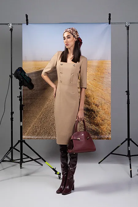 Haljina kratkih rukava sa ukrasnim dugmićima i kockastim izrezom