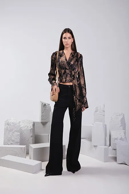 Kratka bluza sa asimetričnim karnerom i V-izrezom