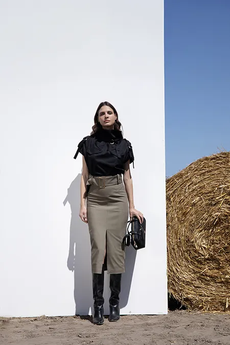 Midi suknja sa kaišem u istoj boji i šlicem