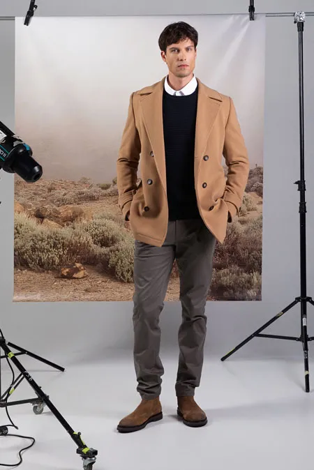 Muške jednobojne pantalone uskog kroja