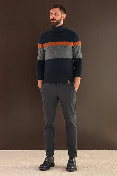 Muški prugasti džemper sa visokom kragnom