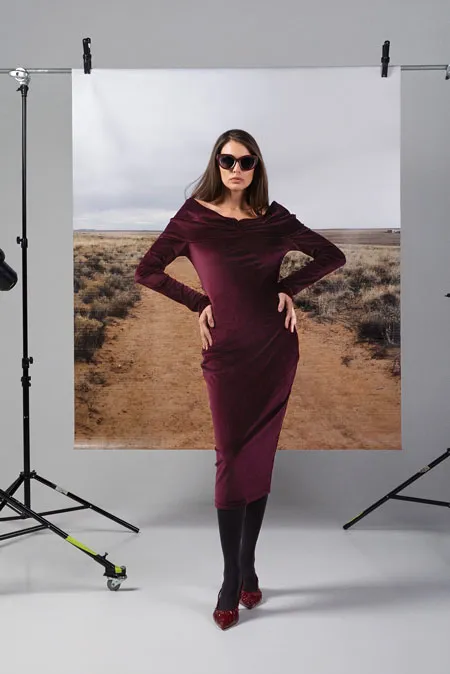 Plišana midi haljina sa spuštenim ramenim