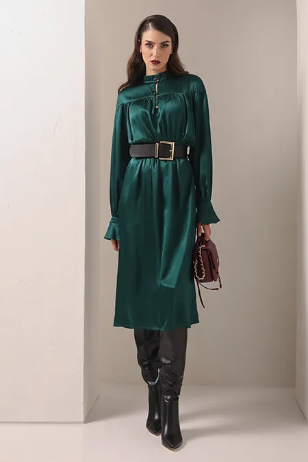 Plisirana haljina dugih rukava sa naglašenim strukom