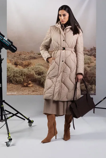 Prošivena midi jakna sa kapuljačom i kaišem