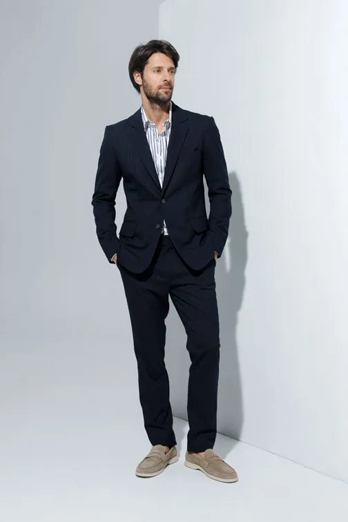 Teget pantalone sa tankim prugama