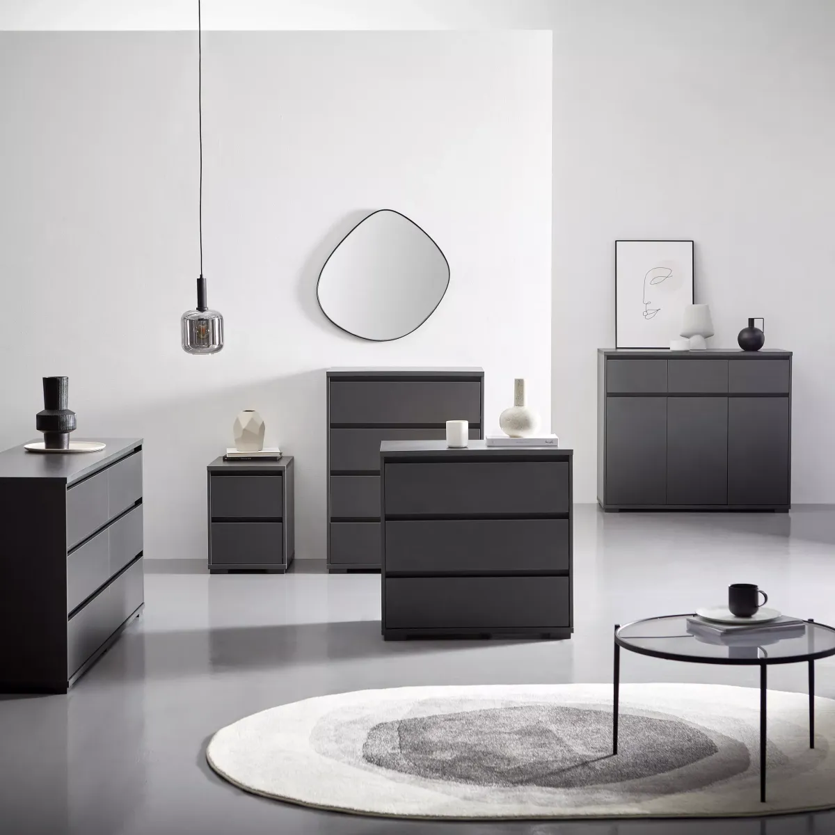 KOMODA S VRATIMA